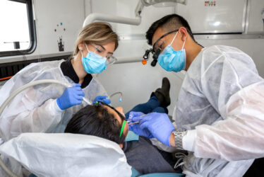 La clinica dentale mobile della USC fornisce cure dentali alle comunità meno servite della California meridionale